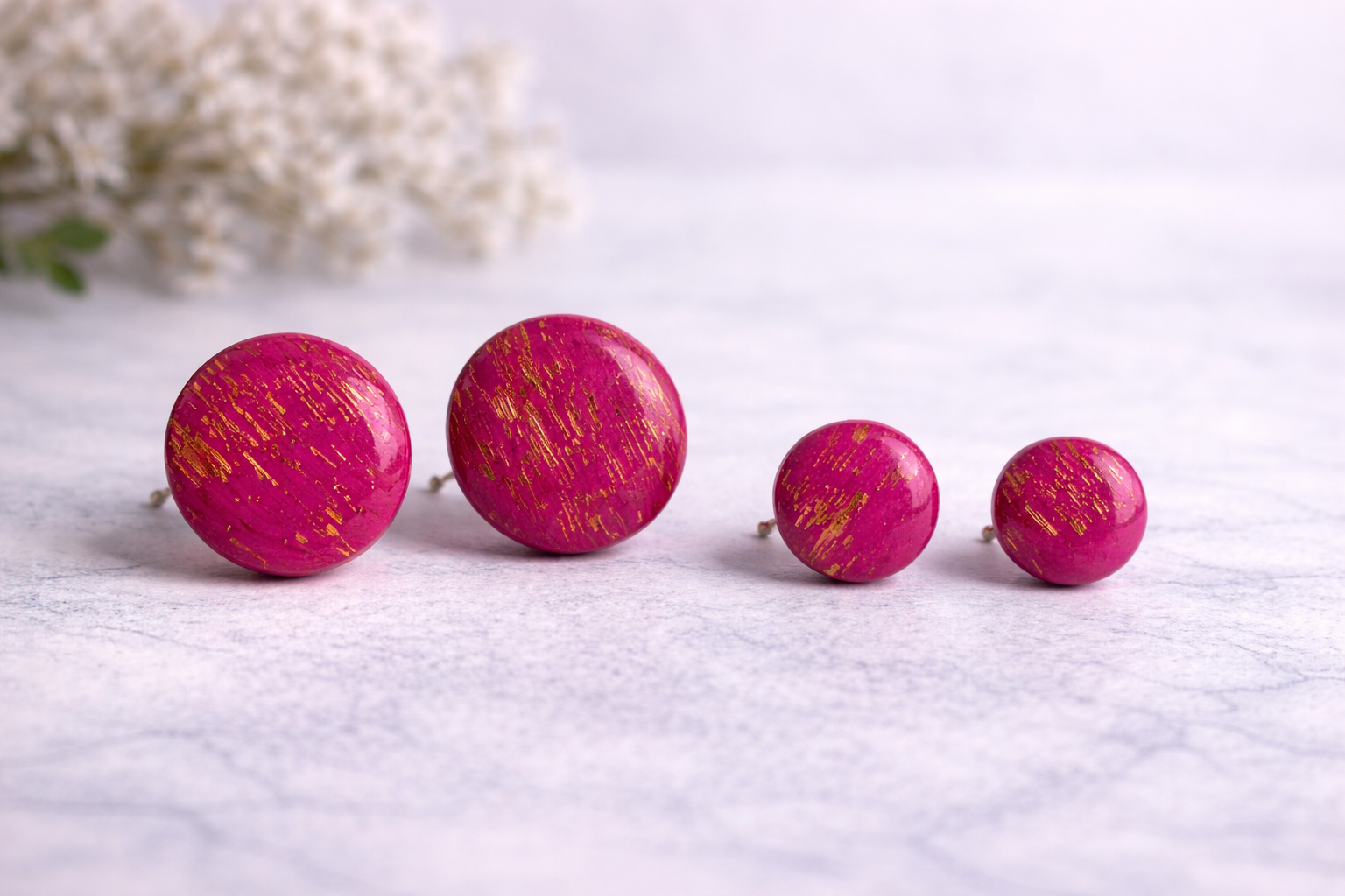 Pinke runde Ohrstecker aus Polymer Clay mit goldenen Akzenten, handgefertigt, getragen am Ohr